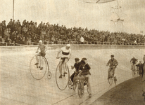 99614 Afbeelding van een demonstratie van historische fietsen bij de opening van het Stadion Galgenwaard (Stadionplein) ...
